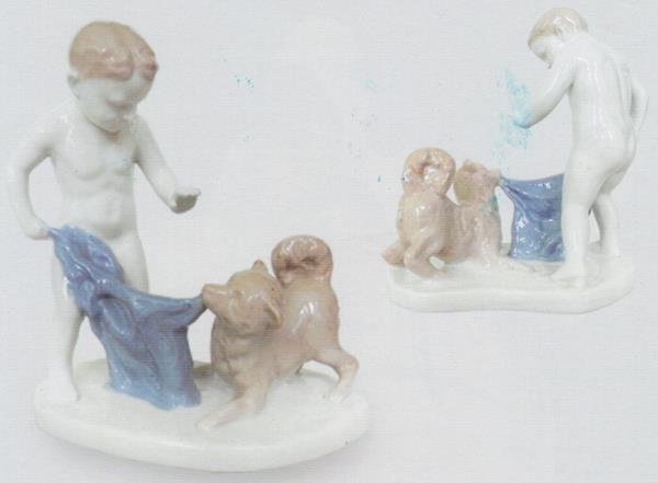 Мальчик, играющий с собакой – Полонский завод художественной керамики – описание и цена в каталоге фарфора