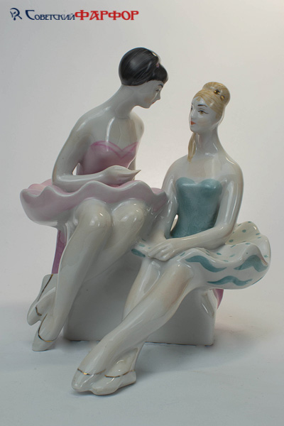 Две балерины во время антракта - киевский фарфор