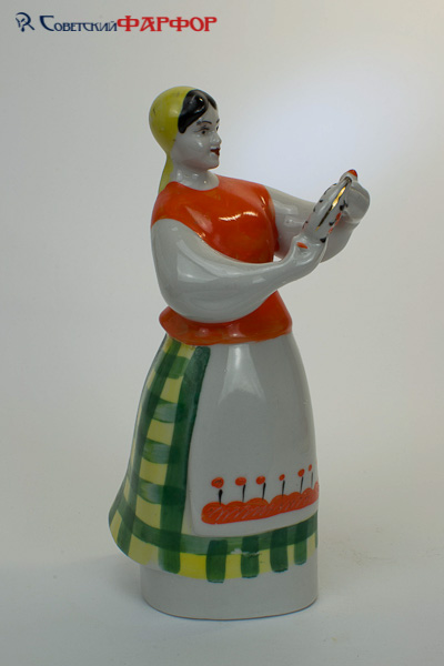 Девушка с кувшином - украинский сувенир - фарфоровая статуэтка 