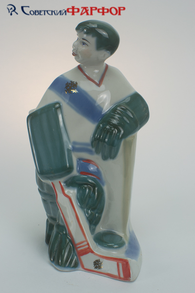 Фарфоровая статуэтка - хокеист